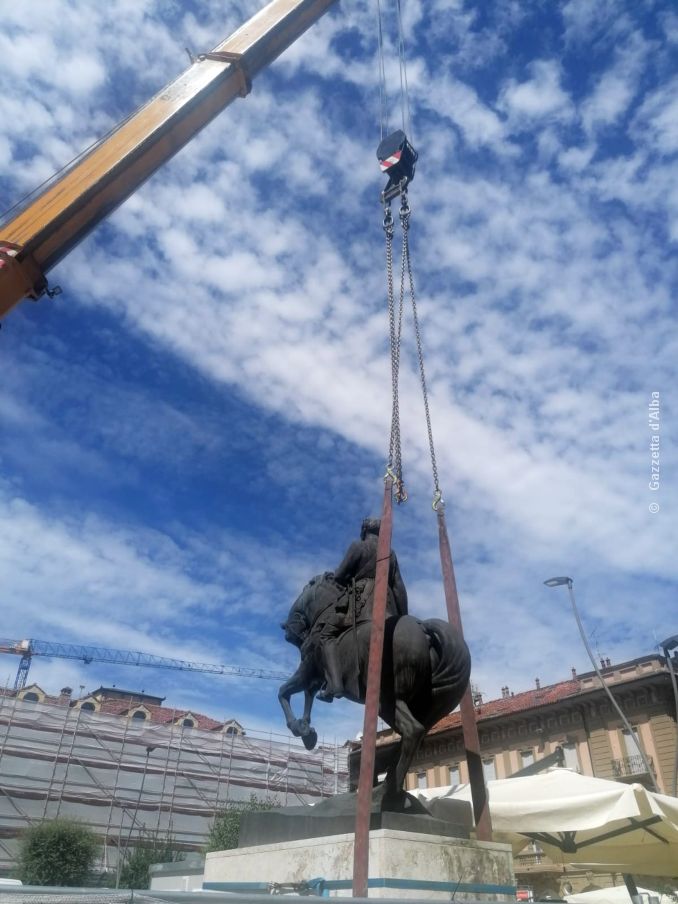 La statua del generale Govone prende il volo e lascia piazza Ferrero