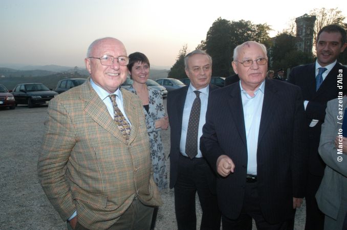Il ricordo di Mikhail Gorbaciov che fu ospite della Fiera del tartufo e di Alba libri 4
