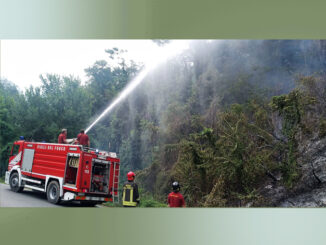 Vasto incendio a Baldissero d'Alba da Strada Belvedere risale il bosco sottostante il Municipio del paese