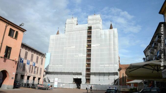 Duomo-ponteggio-cantiere I lavori di restauro alla facciata del duomo albese 3