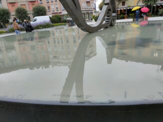 FOTO LETTORI: polvere sul fondo della fontana di Berruti