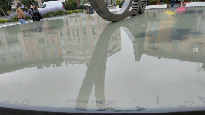 FOTO LETTORI: polvere sul fondo della fontana di Berruti