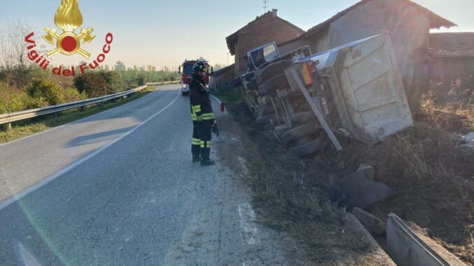 Un camion da cava fuori strada tra Roddi e Verduno