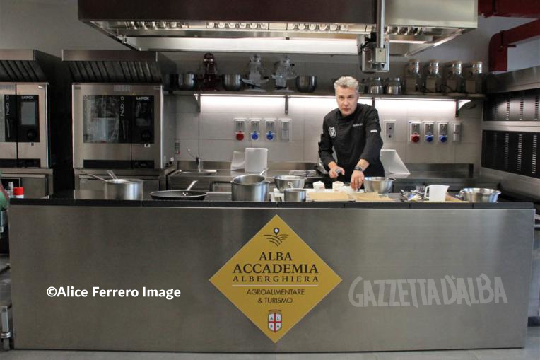 Cerimonia di consegna attestati ai futuri Chef ed Operatori Turistici del territorio, presentate le iniziative territoriali ed internazionali di Alba Accademia Alberghiera (FOTOGALLERY e VIDEO) 18