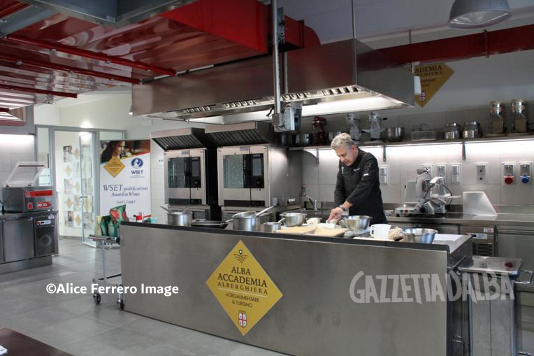 Cerimonia di consegna attestati ai futuri Chef ed Operatori Turistici del territorio, presentate le iniziative territoriali ed internazionali di Alba Accademia Alberghiera (FOTOGALLERY e VIDEO) 22
