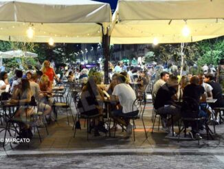Alba: un giro per bar e locali del centro fra turisti stranieri e prezzi più alti
