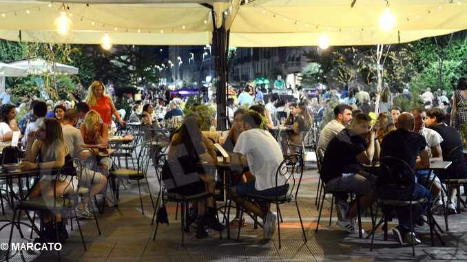 Alba: un giro per bar e locali del centro fra turisti stranieri e prezzi più alti