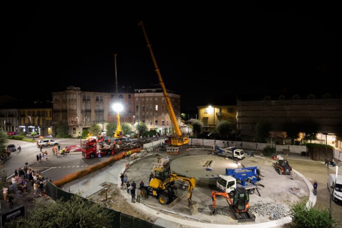 Alba: l’opera dono della famiglia Ferrero è stata installata, nella notte, sulla nuova fontana in piazza Michele Ferrero