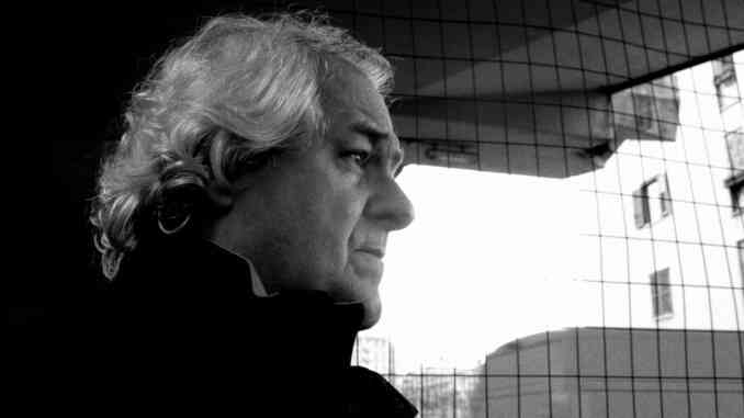 Milo De Angelis (foto di Viviana Nicodemo) Il poesta Milo De Angelis: «Serve una parola lontana dalla chiacchiera»