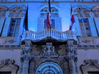 Oggi il Palazzo della Regione Piemonte illuminato di blu, in occasione della giornata internazionale delle lingue dei segni