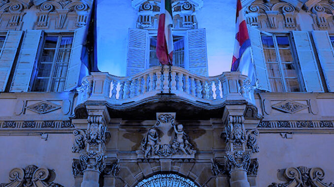 Palazzo della Regione si tinge di blu Oggi il Palazzo della Regione Piemonte illuminato di blu, in occasione della giornata internazionale delle lingue dei segni