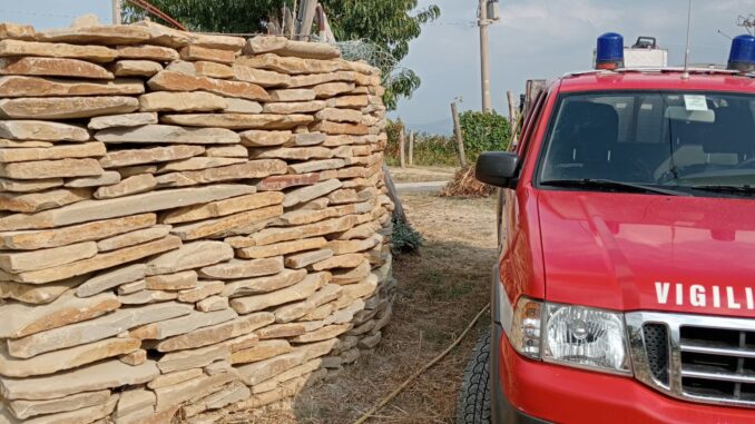 Castiglione Tinella: brucia una catasta di legno in via San Carlo