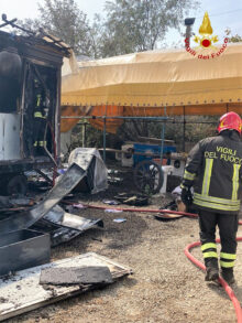 Brucia una casetta nel campo nomadi di Asti, detriti e immondizia favoriscono il propagarsi delle fiamme 1