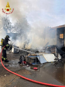 Brucia una casetta nel campo nomadi di Asti, detriti e immondizia favoriscono il propagarsi delle fiamme 2