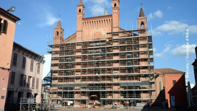 Iniziano i lavori per il restauro della facciata del duomo albese