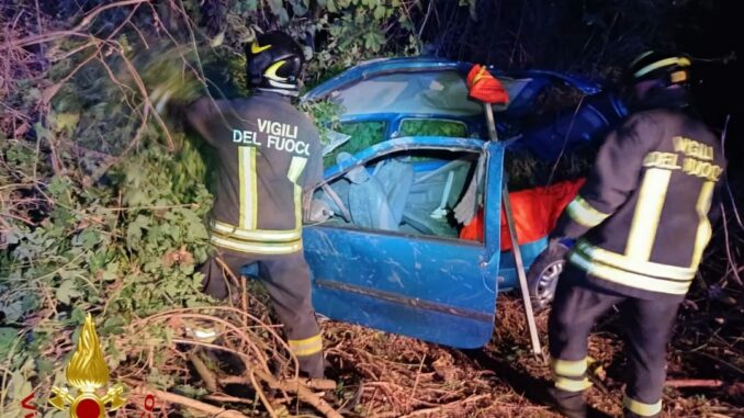 Sbandano con l'auto e finiscono fuori strada: ferite 3 persone