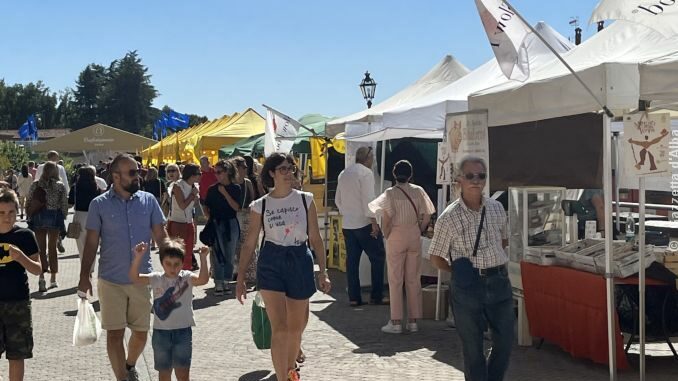 È in corso Bra's il festival della salsiccia e delle eccellenze culinarie braidesi