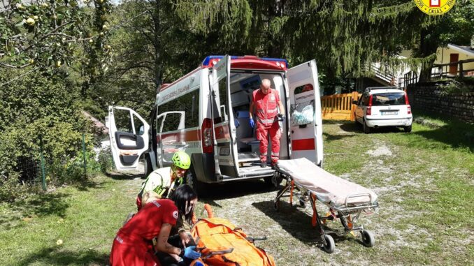 Cade nei boschi mentre cerca funghi: soccorsa una donna