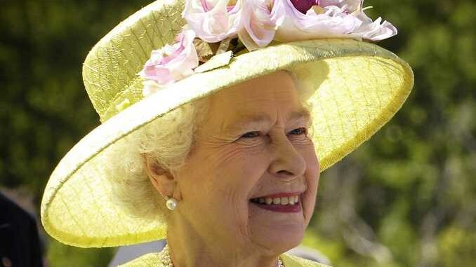 È morta Elisabetta II regina d'Inghilterra. Alba le consegno il tartufo dell'anno nel 1959