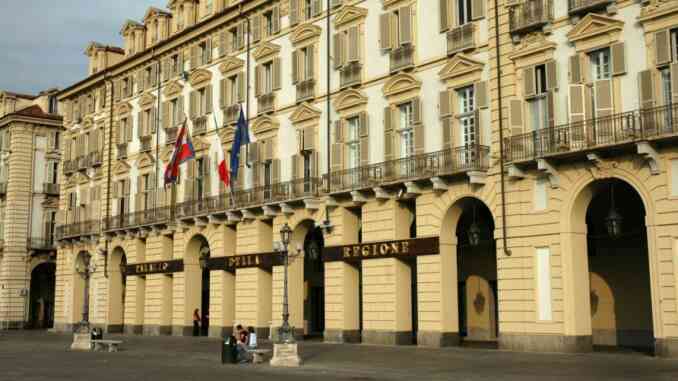 Il palazzo della Regione si tinge di blu per la Giornata delle lingue dei segni