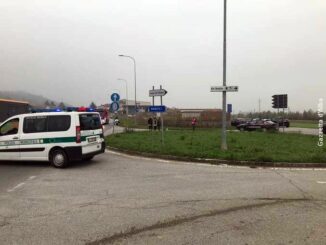 Ennesima vittima della strada in uno scontro tra auto e moto a Bra