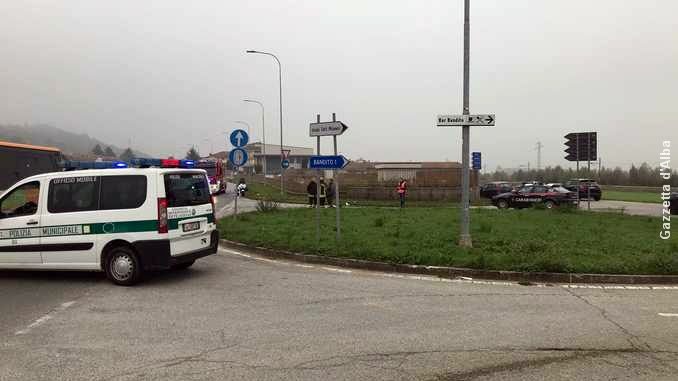 Ennesima vittima della strada in uno scontro tra auto e moto a Bra