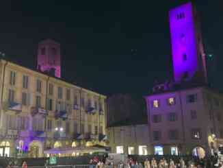 Le torri albesi illuminate di rosa contro il tumore al seno