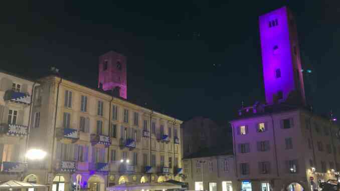 Le torri albesi illuminate di rosa contro il tumore al seno