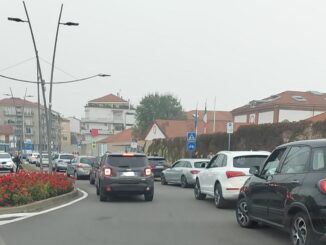 Traffico in tilt, in corso Europa, per l'uscita degli studenti da scuola