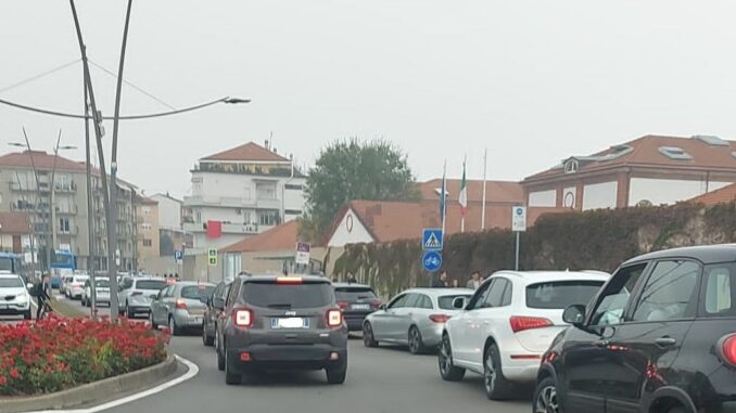 Traffico in tilt, in corso Europa, per l'uscita degli studenti da scuola