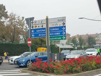 Traffico in tilt, in corso Europa, per l'uscita degli studenti da scuola 1