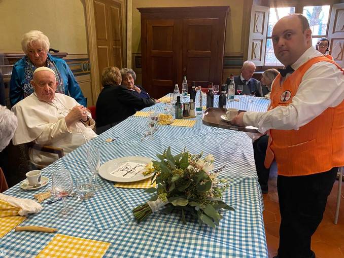 From the Albergo Etico a special service and dessert for the Pope 1
