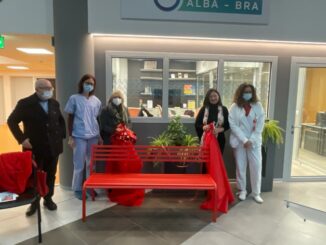 Inaugurata oggi al “Ferrero” di Verduno la panchina rossa, dono della Fondazione Ospedale Alba-Bra