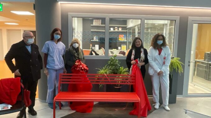 Inaugurata oggi al “Ferrero” di Verduno la panchina rossa, dono della Fondazione Ospedale Alba-Bra