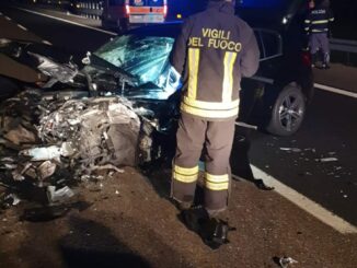 Auto contro il guardrail in autostrada. Quattro feriti