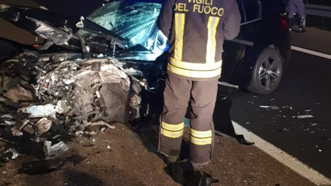 Auto contro il guardrail in autostrada. Quattro feriti