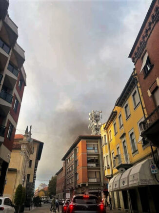Cassonetti dell'immondizia incendiati nel cortile delle scuole di via Marconi a Bra 1