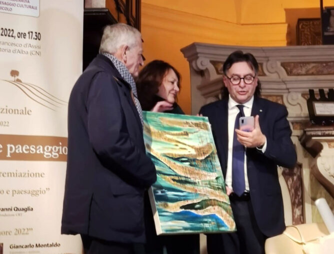 Premio nazionale "Terre, lavoro e paesaggio"al Prof. Giovanni Quaglia, Presidente della Fondazione Crt, premiato con un'opera di Daniela Delfina Dell’Orto 2