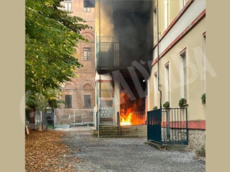 Cassonetti dell'immondizia incendiati nel cortile delle scuole di via Marconi a Bra