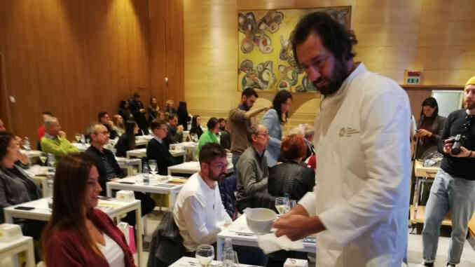 Luigi Taglienti ha cucinato il crudo di Cuneo alla Fiera del tartufo di Alba