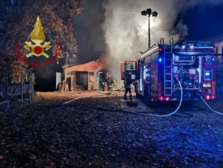 Incendio a Sano Rocco Cherasca: distrutto un capannone agricolo