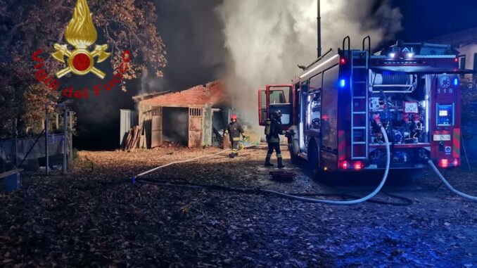 Incendio a Sano Rocco Cherasca: distrutto un capannone agricolo