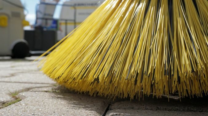 spazzatrice Gli operatori dello spazzamento di Bra protestano per la mancata assunzione