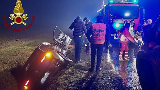 Auto fuori strada a Cavallermaggiore, intervengono i Vigili del fuoco di Saluzzo