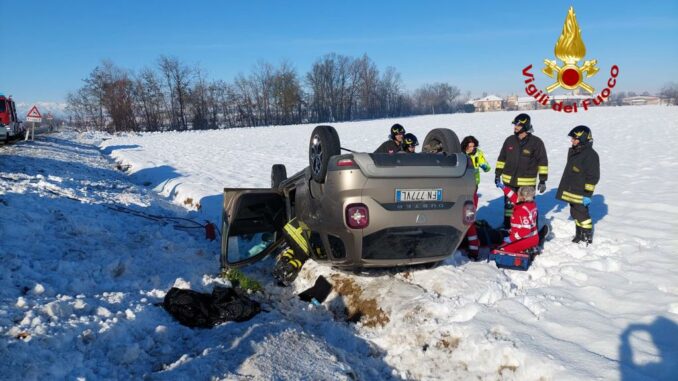 Schianto a Marene: conducente estratto dall'auto capovolta