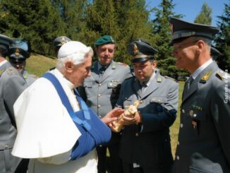 Lutto anche a Bra per la morte di Benedetto XVI, il papa della Madonna dei fiori