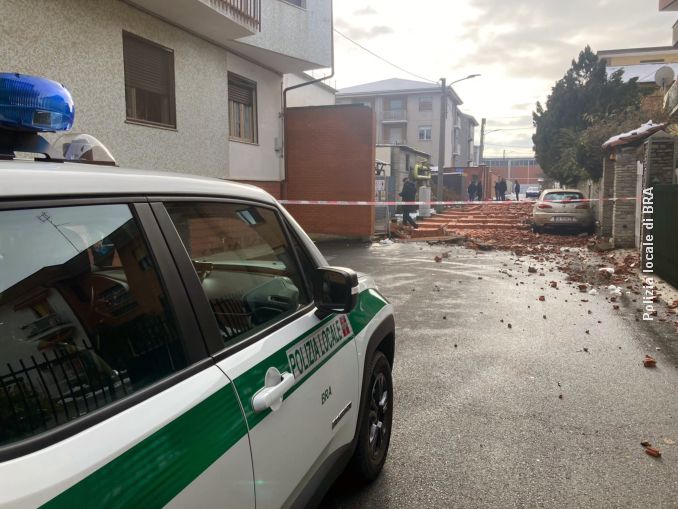 Crolla un tratto di muro in via De Amicis a Bra 1