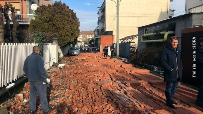 Crolla un tratto di muro in via De Amicis a Bra 2