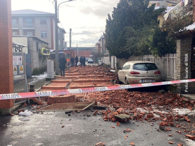 Crolla un tratto di muro in via De Amicis a Bra 3