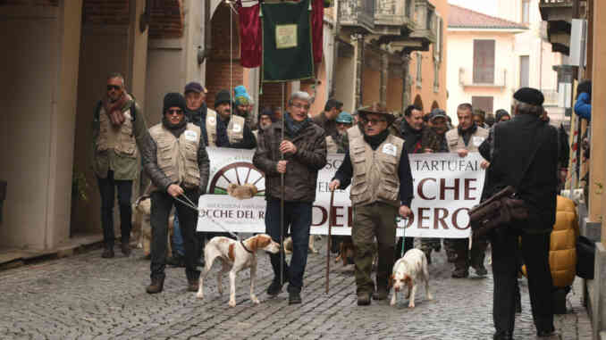 Con l’allegra sfilata di tabui e trifolao cala il sipario sulla stagione del tartufo